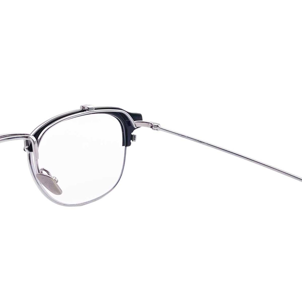 2023年のクリスマスに「跳ね上げレンズ眼鏡」のプレゼントはいかがでしょうか。調整のしやすいチタン製眼鏡はサイズ間違いの失敗しにくいアイテムです
